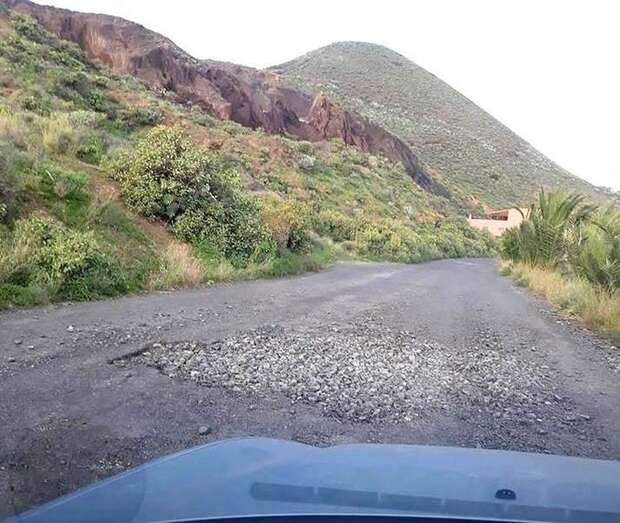 Uno de los socavones de la vía (Foto TA)